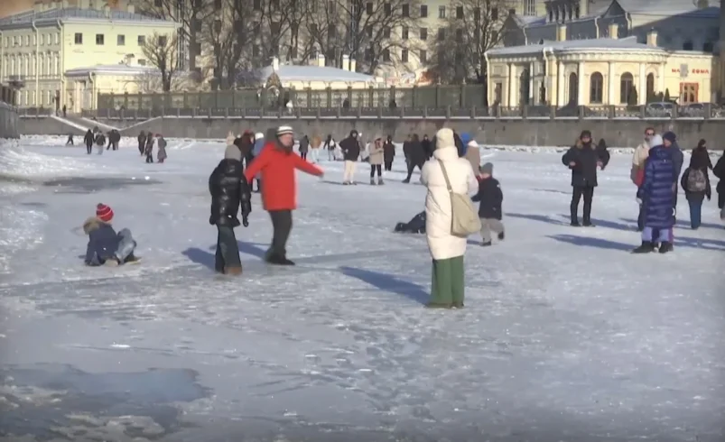 Санкт Петербург се превърна в гигантска ледена пързалка