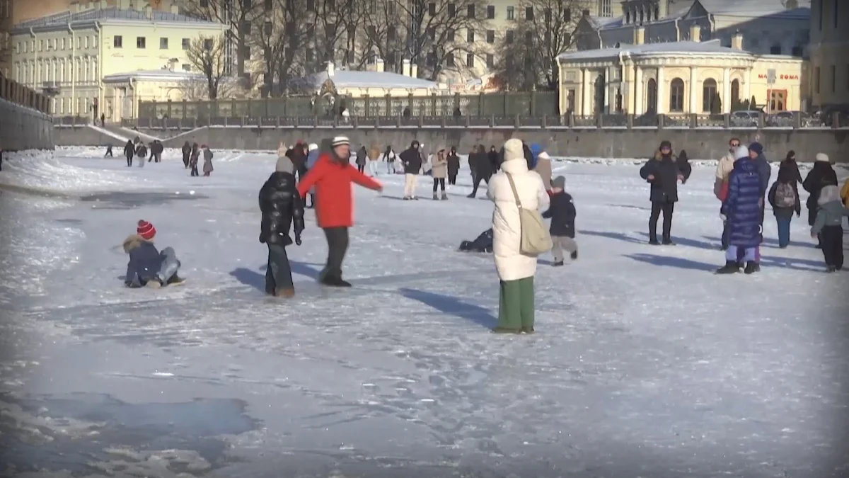 Санкт Петербург се превърна в гигантска ледена пързалка