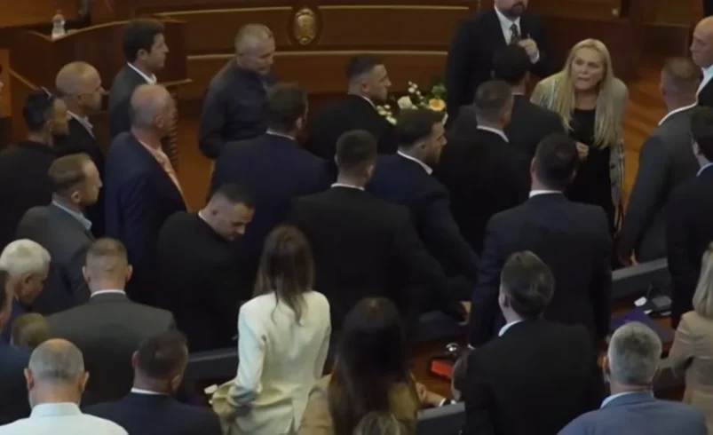 Депутат замери с яйца премиера на Косово