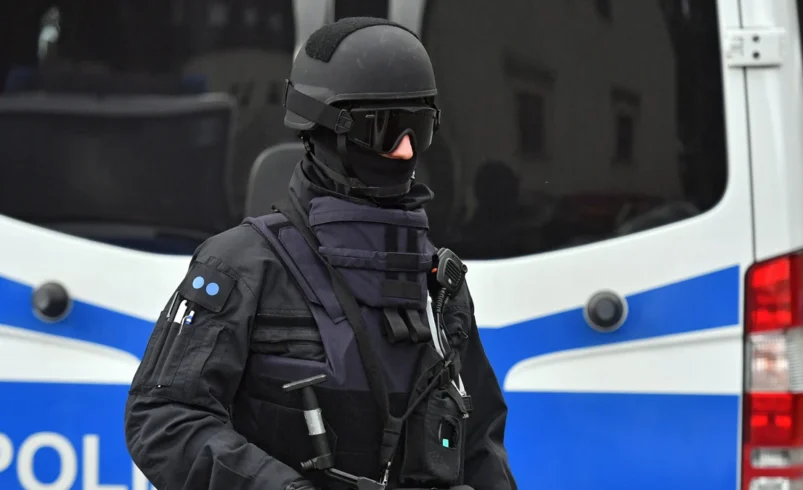 17-годишен проби полицейска блокада с открадната кола в Германия