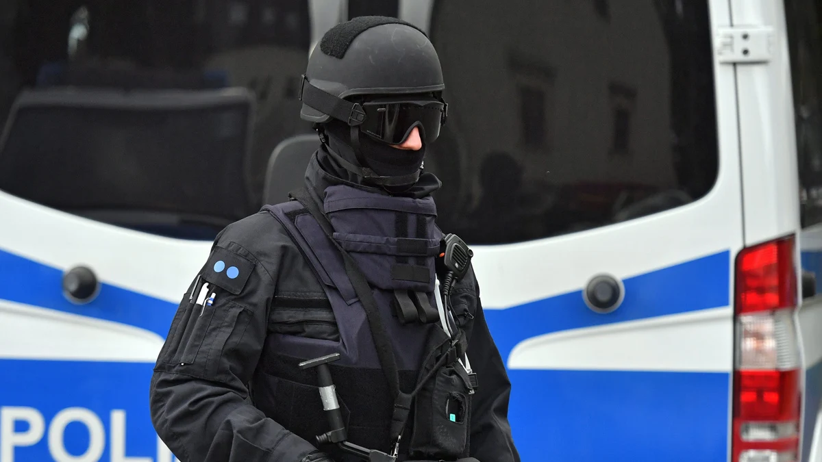 17-годишен проби полицейска блокада с открадната кола в Германия